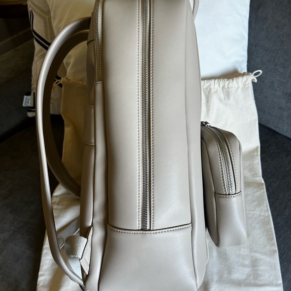 Mono’s Backpack - Picture 6 of 10